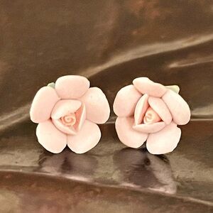 Vintage Blush Pink Rose Porcelain Post Earrings .5”
“1928 Collection” Unsigned💫💫